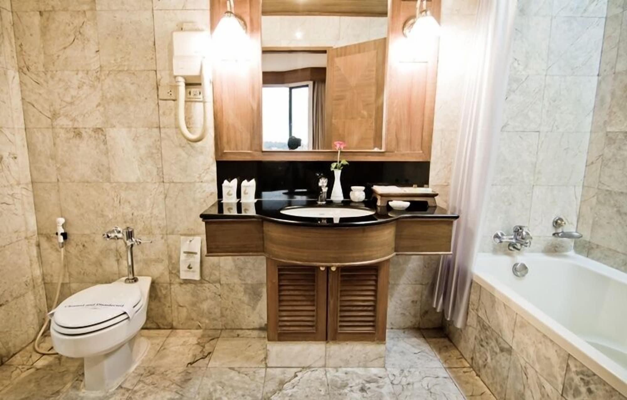 Laithong Hotel Убонратчатхані Екстер'єр фото